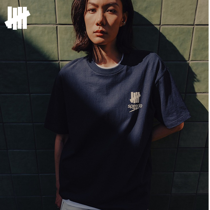 Streetwear Brand Undefeated - UNDEFEATED Unisex Co-Branded Kurzarm-T-Shirt, klassisches Logo-Print