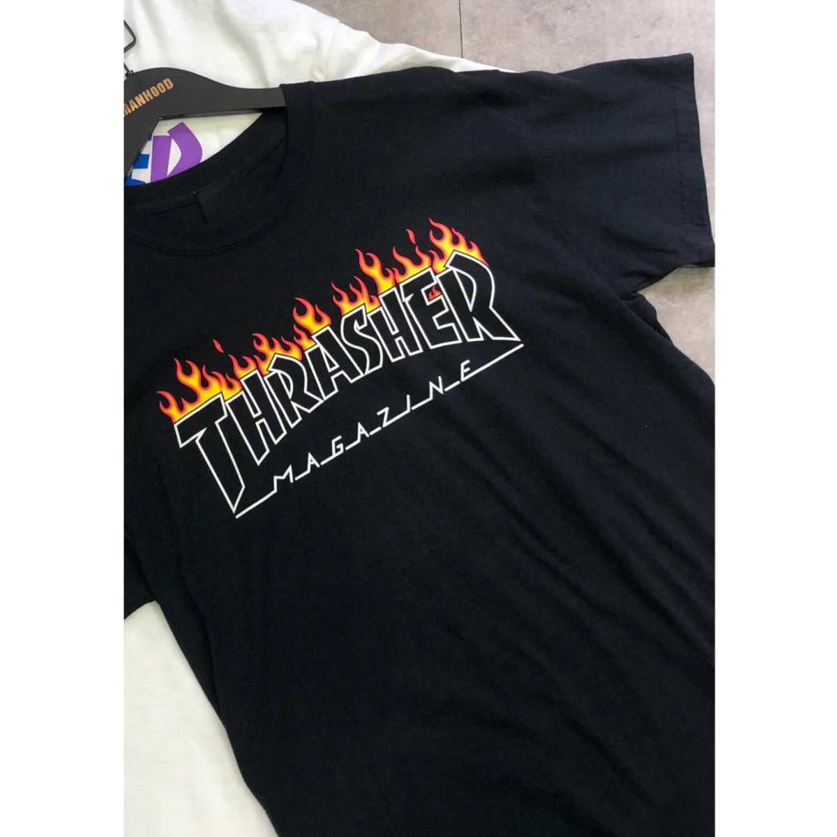 Klassisches FLAME LOGO Skatebo – Streetwear Brand Magazine Bewertung und Preis